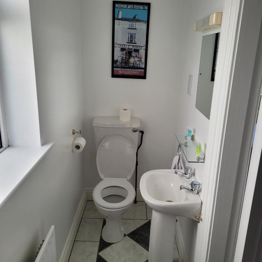 Dun Maeve Guesthouse Уестпорт Екстериор снимка